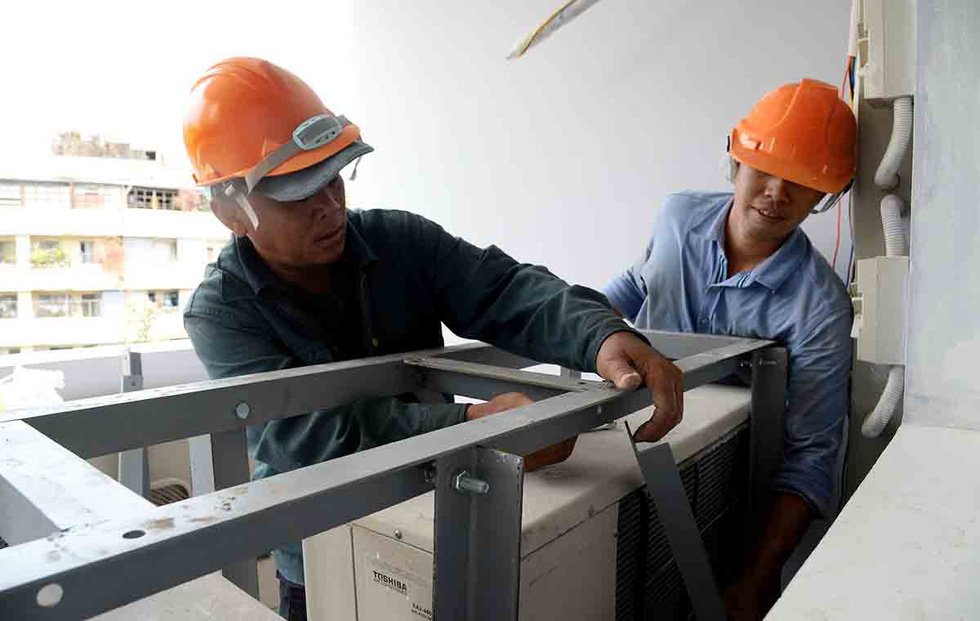 Nhiều thiết bị làm mát được người dân TP HCM sử dụng nhiều hơn do thời tiết nắng nóng kéo dài - Ảnh: TỰ TRUNG
