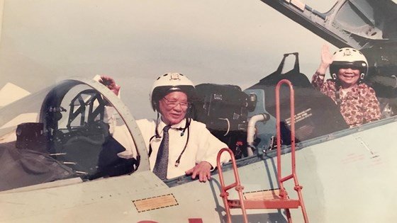 Chủ tịch nước Lê Đức Anh và phu nhân thăm trung đoàn không quân 937 vào tháng 5-1996
