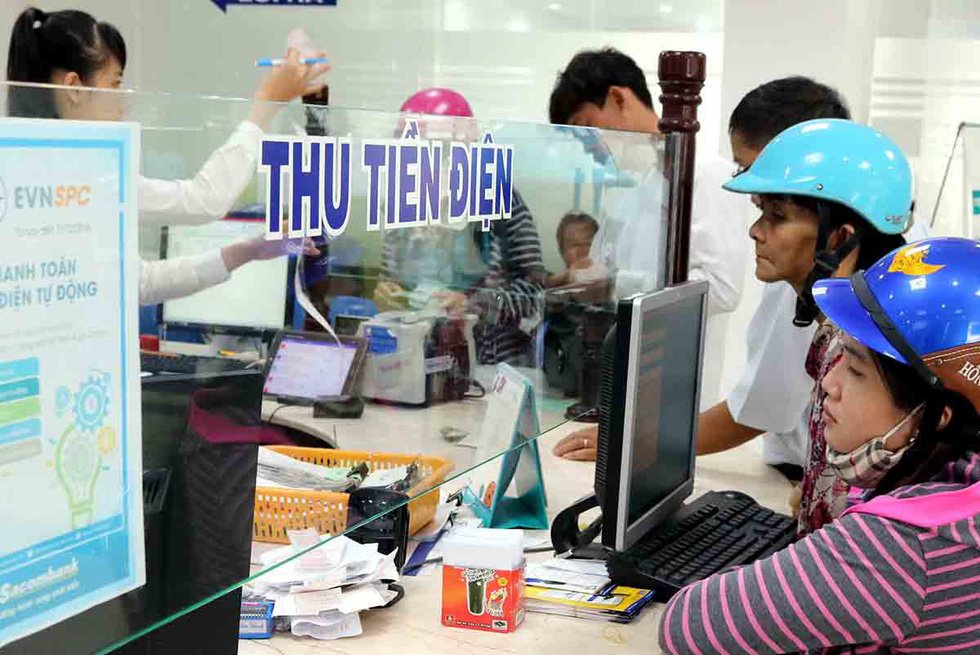 Khách hàng đóng tiền điện tại Điện lực Ninh Kiều ,TP Cần Thơ ngày 22-4 - Ảnh: LÊ DÂN