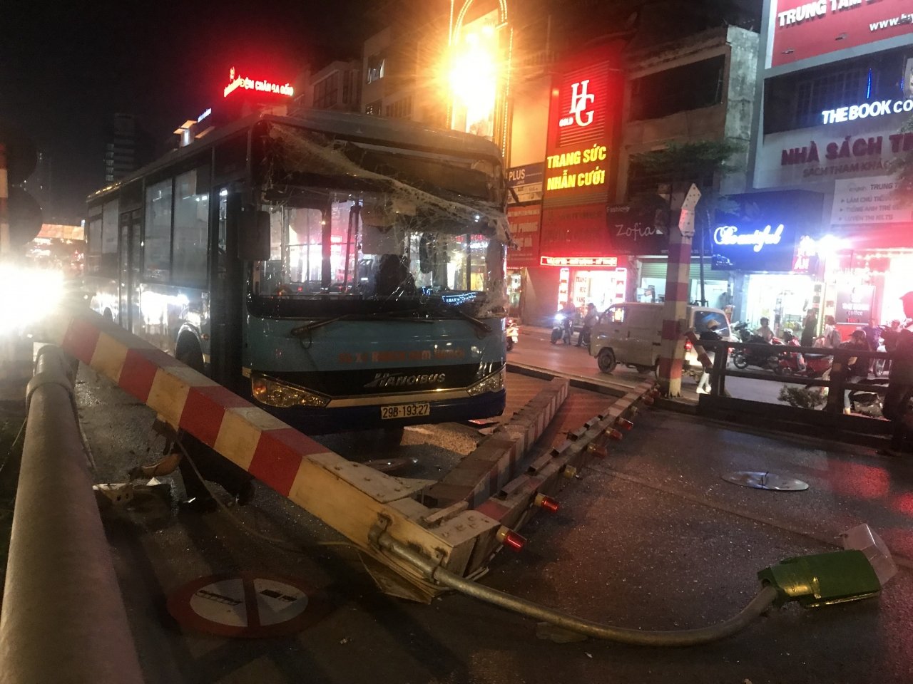 Chiếc xe buýt đâm đổ thanh hạn chế chiều cao trên cầu vượt Thái Hà.
