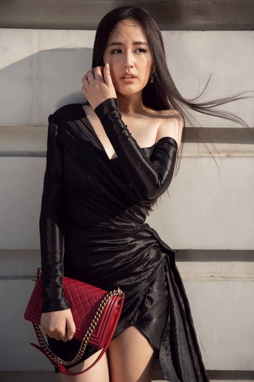 Cô nàng luôn biết cách chọn trang phục tôn lên vóc dáng gợi cảm của mình.