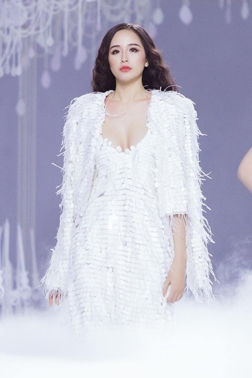 Cô cũng muốn quay trở lại showbiz nếu như chỉ phải làm mấy công việc bên lề ít gây chú ý.