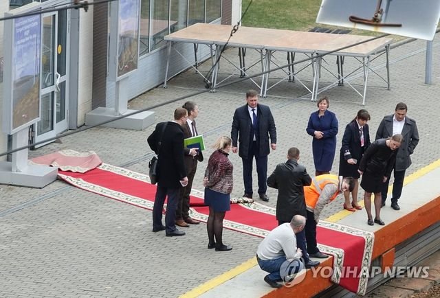 Thảm đỏ đang được trải ở nhà ga ở Vladivostok, tại vị trí ông Kim xuống tàu.