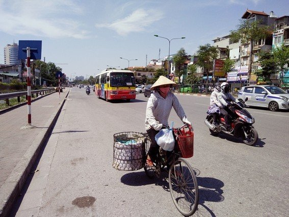 Những người lao động ngoài thời tiết nắng nóng tiềm ẩn nhiều nguy cơ sốc nhiệt, đột quỵ. (Ảnh Chí Hiếu)