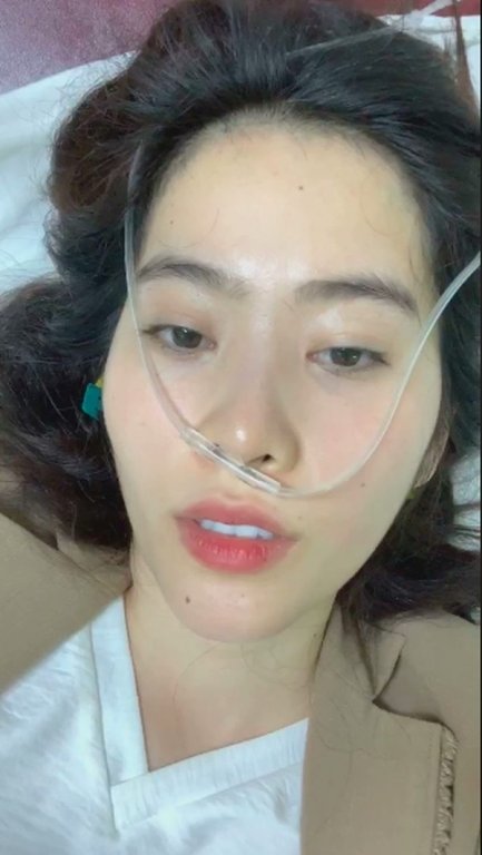 Nam Em livestream trên trang cá nhân của mình trong tình trạng nhập viện và kêu gọi cộng đồng mạng chung tay giúp đỡ, yêu thương mình để cô vượt qua giai đoạn này.