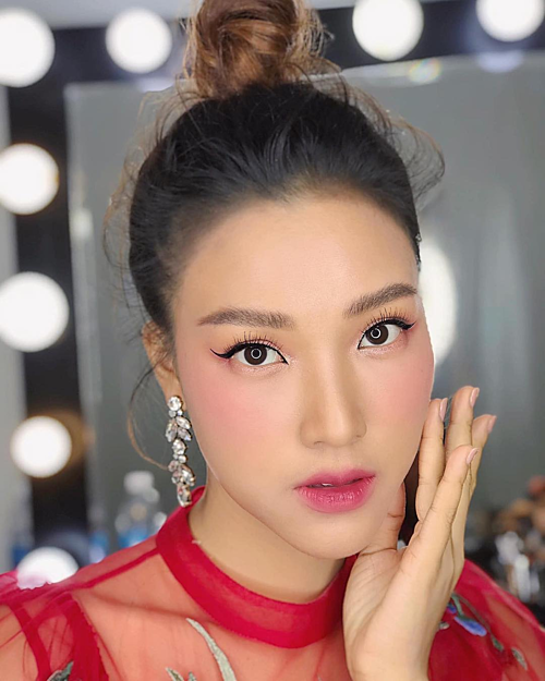 Á hậu Hoàng Oanh bật mí hai màu cô yêu thích là màu trắng và đỏ.