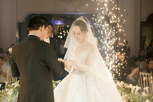 NSND Trung Hiếu nồng nàn hôn vợ 9X trong đám cưới lần 3 tại Hà Nội
