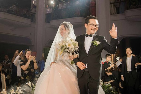 NSND Trung Hiếu nồng nàn hôn vợ 9X trong đám cưới lần 3 tại Hà Nội