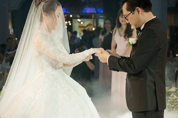 NSND Trung Hiếu nồng nàn hôn vợ 9X trong đám cưới lần 3 tại Hà Nội
