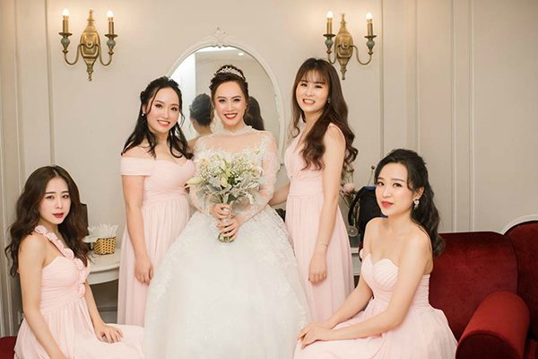 NSND Trung Hiếu nồng nàn hôn vợ 9X trong đám cưới lần 3 tại Hà Nội