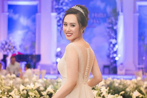 NSND Trung Hiếu nồng nàn hôn vợ 9X trong đám cưới lần 3 tại Hà Nội