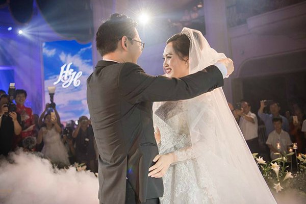 NSND Trung Hiếu nồng nàn hôn vợ 9X trong đám cưới lần 3 tại Hà Nội