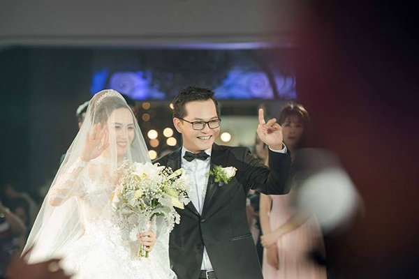 NSND Trung Hiếu nồng nàn hôn vợ 9X trong đám cưới lần 3 tại Hà Nội