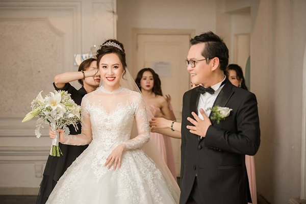 NSND Trung Hiếu nồng nàn hôn vợ 9X trong đám cưới lần 3 tại Hà Nội