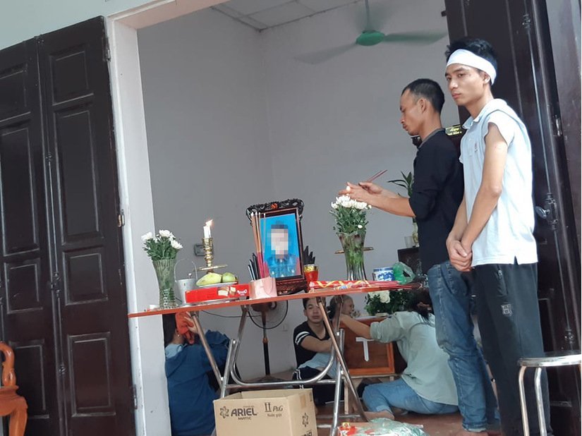 Anh Trinh (áo đen) bố của cháu Tr.