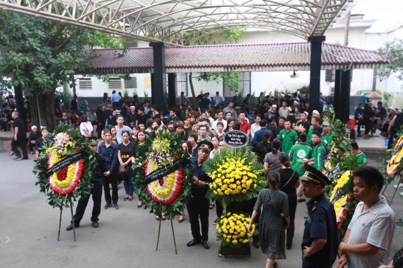 Trong đám tang của nữ lao công nghèo không chỉ có người thân và gia đình mà còn có những tổ chức, nhóm người lao động khác cũng đến chia buồn sau khi biết về câu chuyện của gia đình.