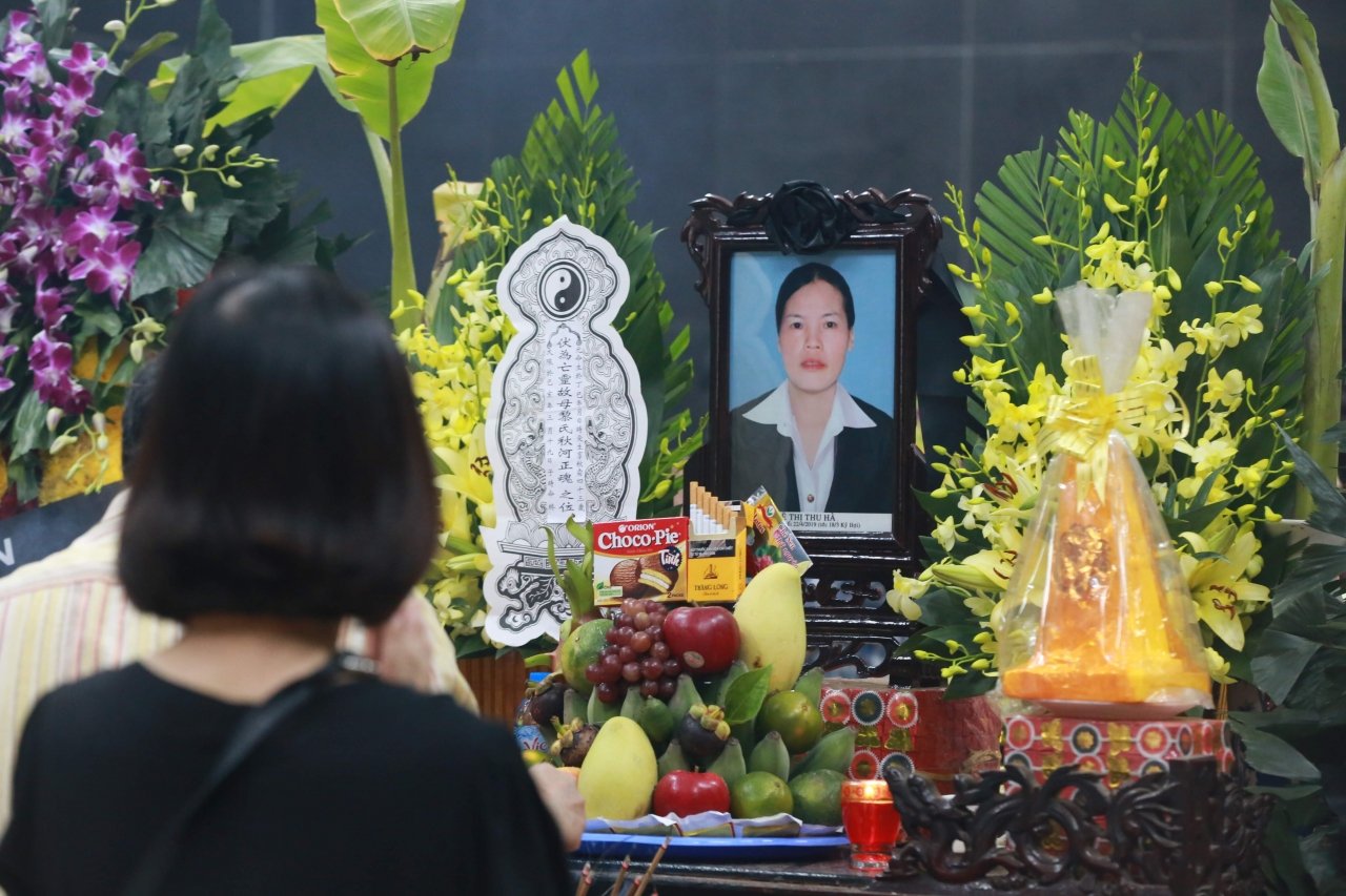 dam-nuoc-mat-voi-dam-tang-nu-lao-cong-ngheo-gap-nan-tren-duong-lang