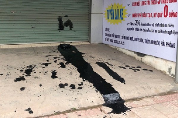 Hình ảnh trụ sở chi nhánh Công ty vận tải Đất Cảng tại Thủy Nguyên (Hải Phòng) bị đổ chất bẩn trước cửa.