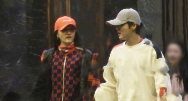 Quan Hiểu Đồng và Luhan được bắt gặp đi ăn tại một nhà hàng.