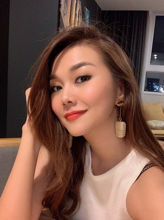 Sau lịch trình làm việc dày đặc từ Bình Dương tới TP. Hồ Chí Minh, siêu mẫu Thanh Hằng than thở: 