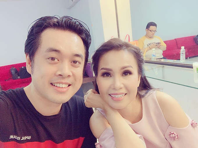 Nhạc sĩ Dương Khắc Linh pose hình bên đàn chị ca sĩ Cẩm Ly.