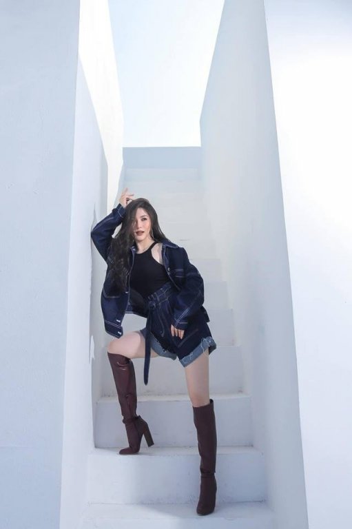 Hương Tràm chia sẻ hình ảnh với gu thời trang cá tính khi kết hợp đồ jean với boots cao gót chất liệu da. Nữ ca sĩ trung thành với phong cách gợi cảm, quyến rũ trong nhiều năm trở lại đây.