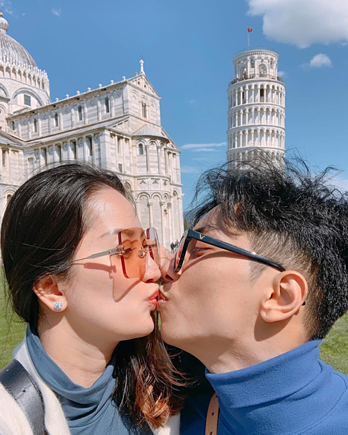 Vợ chồng Khánh Thi - Phan Hiển tình tứ trong chuyến du lịch Italy.