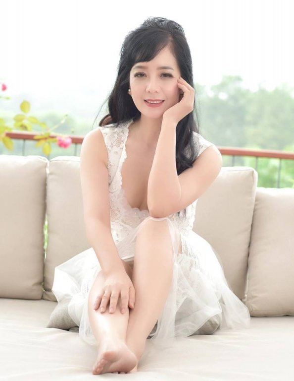 NSƯT Chiều Xuân mới đây khoe hình ảnh gợi cảm, trẻ trung ở tuổi 52 trên trang Facebook cá nhân.