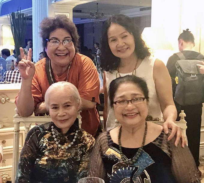 Minh Vượng đăng ảnh hội ngộ cùng nghệ sĩ Ngọc Thoa, Kim Xuyến trong đám cưới NSND Trung Hiếu ở Hà Nội.