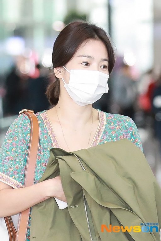 Truyền thông Hàn đặt dấu hỏi khi Song Hye Kyo vẫn không chịu đeo nhẫn cưới.