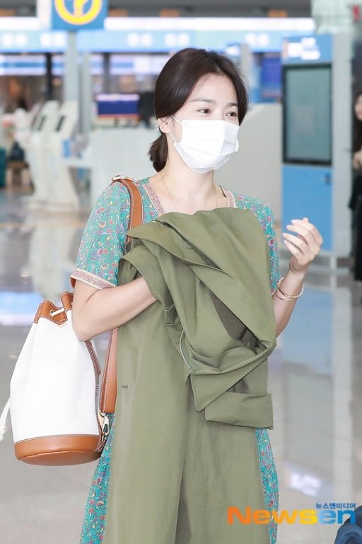 Truyền thông Hàn đặt dấu hỏi khi Song Hye Kyo vẫn không chịu đeo nhẫn cưới.
