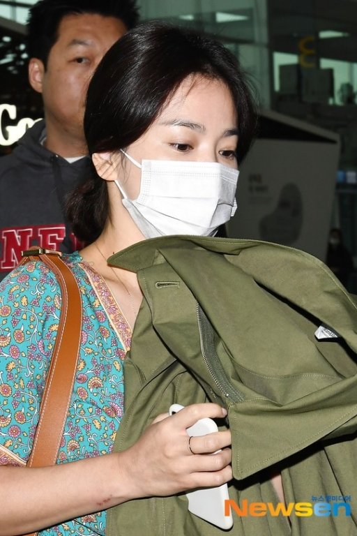Song Hye Kyo còn cố che đi vết thương ở tay.