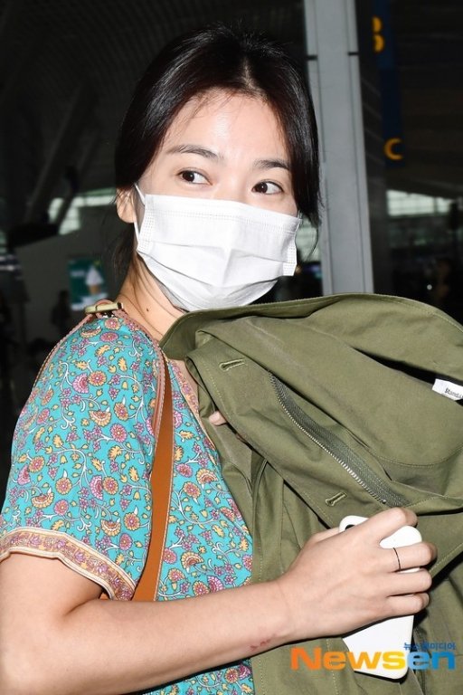 Song Hye Kyo còn cố che đi vết thương ở tay.