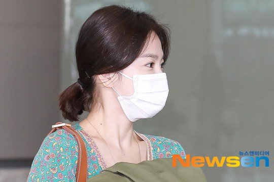 Truyền thông Hàn đặt dấu hỏi khi Song Hye Kyo vẫn không chịu đeo nhẫn cưới.