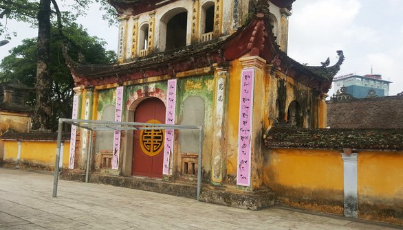 Sư Phúc cũng tự ý cho người cắm ba trụ thép để 