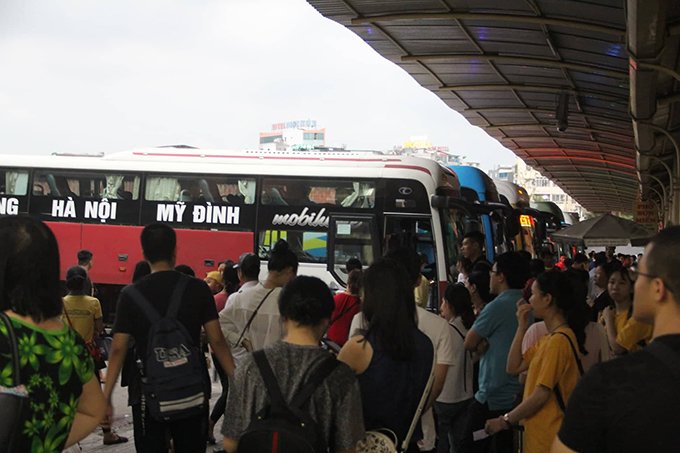 Ghi nhận tại bến xe Mỹ Đình rất nhiều người dân đổ về để về quê nghỉ lễ.