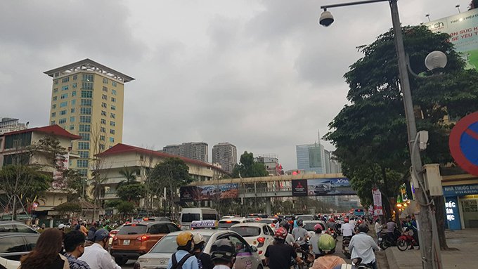 duong-pho-thu-do-un-tac-khung-khiep-vi-dan-ve-que-nghi-le-304-15
