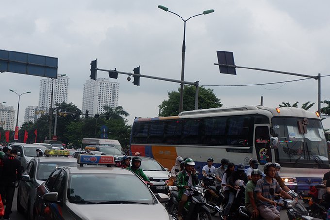 Đường Giải Phóng cũng kín đặc người tham gia giao thông