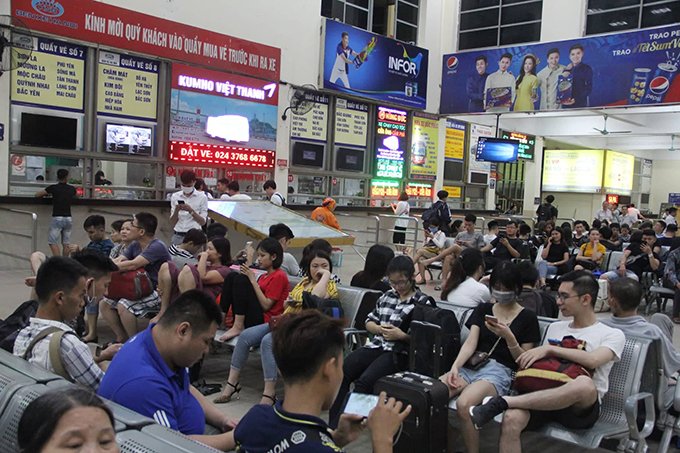 Nhiều người ngồi nghỉ tạm đợi đến giờ xe chạy