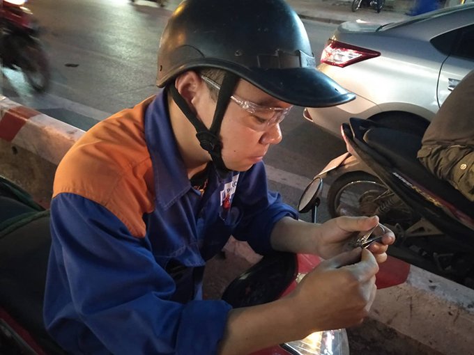 Do tắc đường quá lâu người đàn ông này còn rảnh rỗi cắt cả móng tay