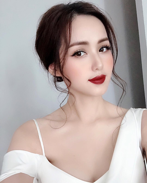 Tâm Tít hỏi fan: 'Da căng bóng trẻ ra chục tuổi không?'.