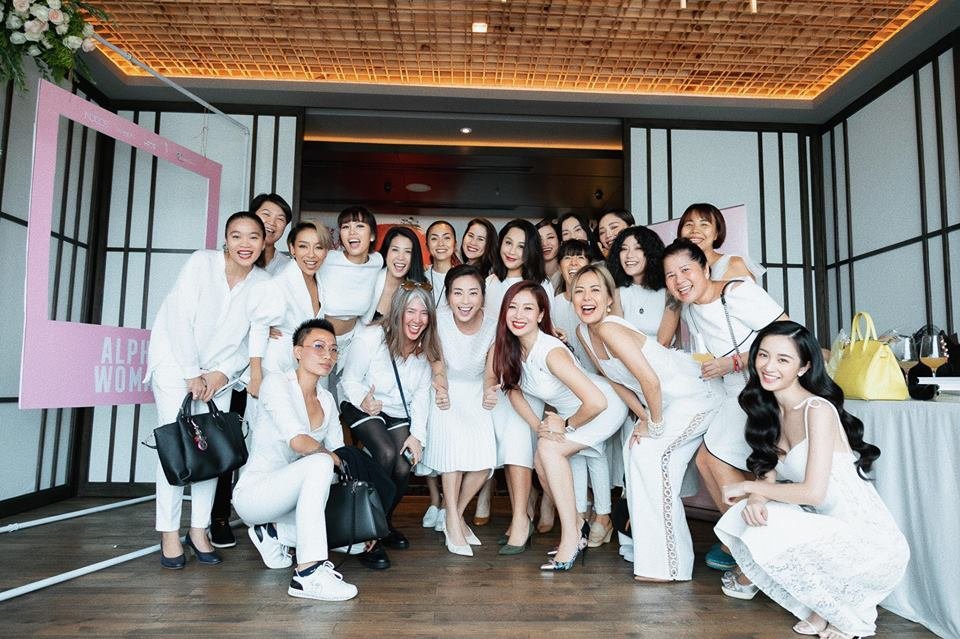 Tăng Thanh Hà đăng tải trên trang cá nhân loạt ảnh hội ngộ cùng dàn mỹ nhân showbiz Việt như Ngô Thanh Vân, Đông Nhi, Tóc Tiên, Hà Anh, Thân Thúy Hà, Việt Hà, Helly Tống... trong một sự kiện.