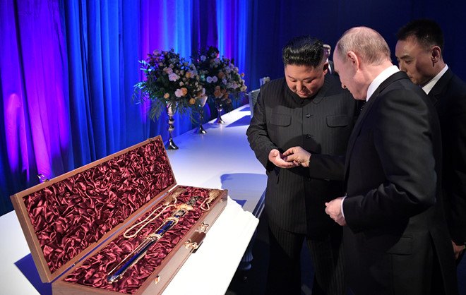 tong-thong-putin-va-chu-tich-kim-jong-un-tang-nhau-bao-kiem-dong-xu
