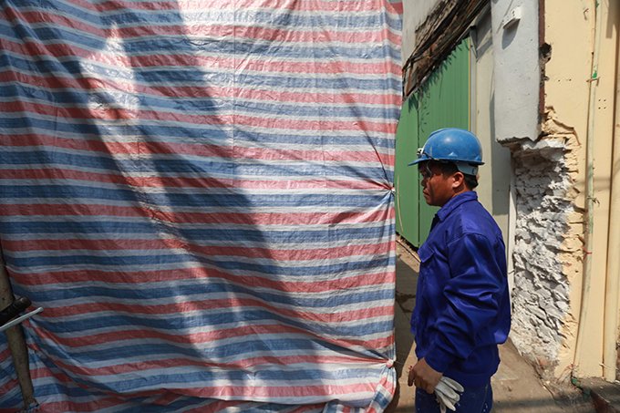 Đơn vị thi công đã rào kín khu vực vòm cầu để đảm bảo an toàn và tránh gây ảnh hưởng đến người dân xung quanh.