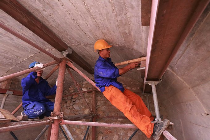 Việc gia cố cần đảm bảo chính xác và an toàn nên các công nhân làm việc rất tỉ mỉ.