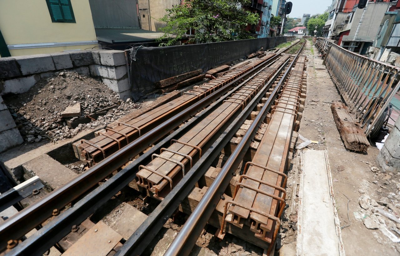 Phía bên trên vòm cầu, các bó ray dài 12 m được ra cố thêm, nhằm đảm bảo an toàn chạy tàu trong quá trình thi công mở thông vòm.