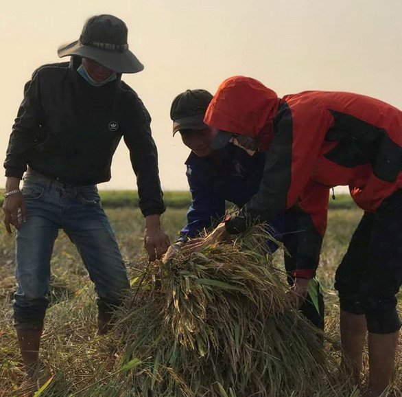 Không chỉ cả lớp đến phụ Tình, cô chủ nhiệm và phụ huynh cũng đi theo