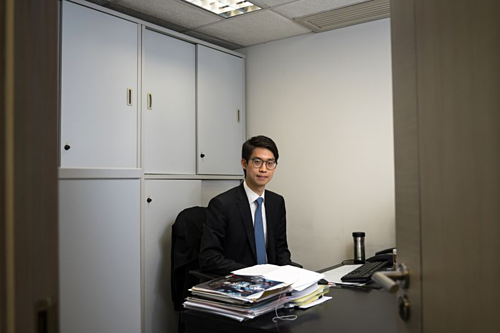Alex Shih trong văn phòng làm việc. Ảnh: Bloomberg