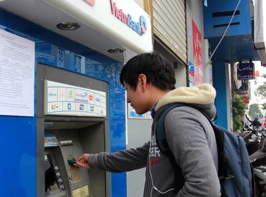 Nhiều khách hàng Vietinbank cảm thấy bất tiện khi không thể thực hiện được giao dịch. Ảnh: N.H.