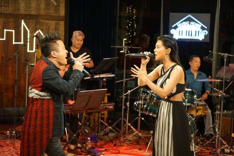 Bùi Lan Hương song ca cùng khách mời đặc biệt là divo Tùng Dương.